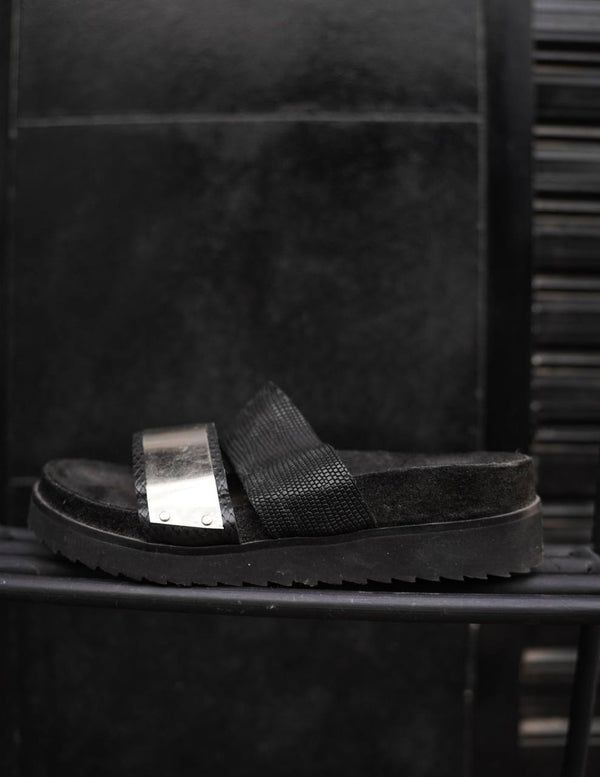 Sandalias negras con suela de goma y detalle de metal plateado de Maria Cher