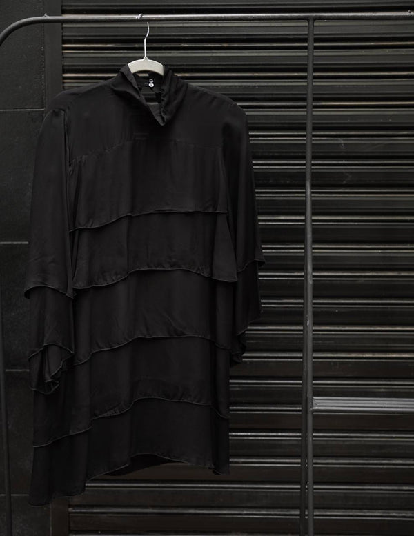 Vestido de crepe negro con volados de Aima