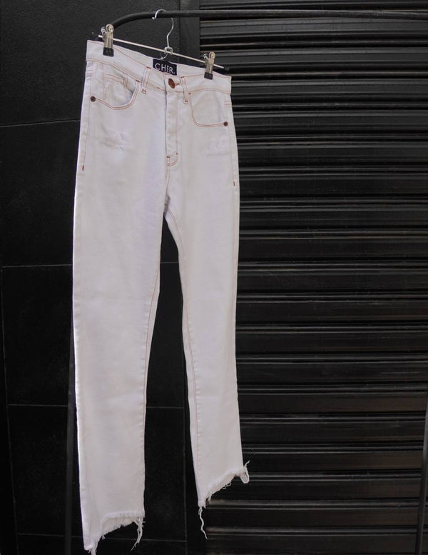 Jean blanco ancho con pespuntes marrón claro de Maria Cher
