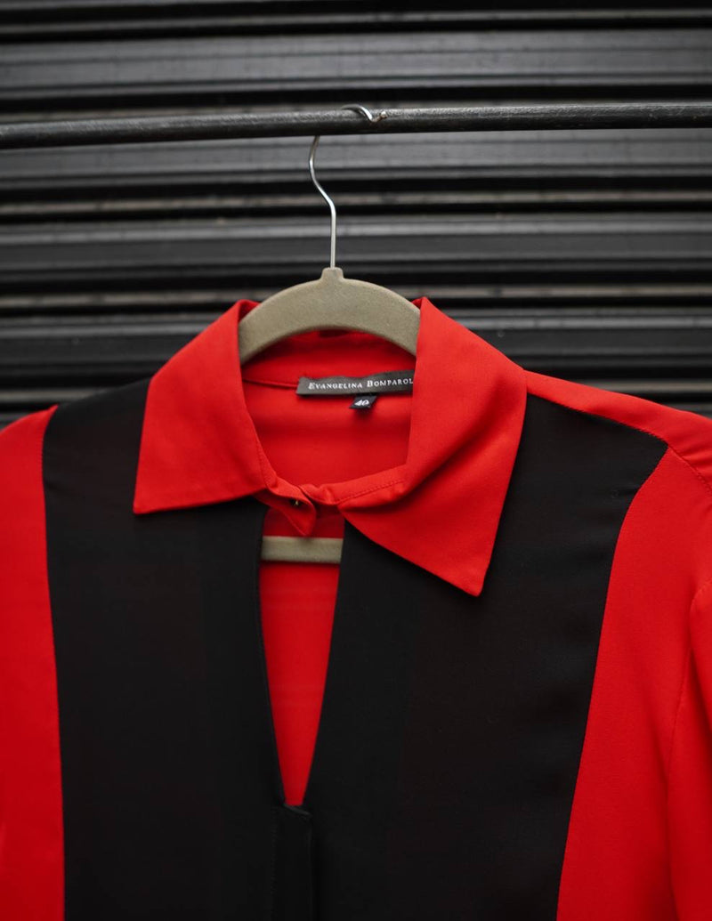 Camisa de seda manga larga roja con detalle de pechera negra de Evangelina Bomparola