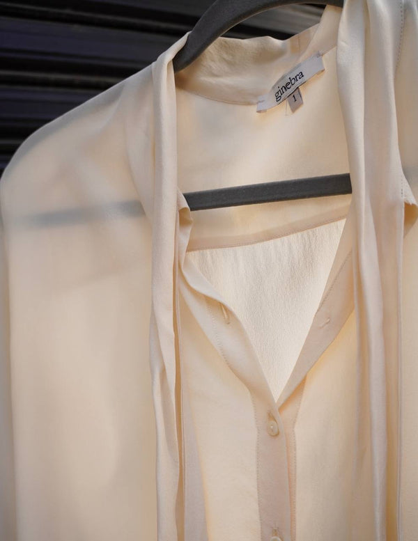 Blusa manga larga con detalle de lazo en cuello de Ginebra
