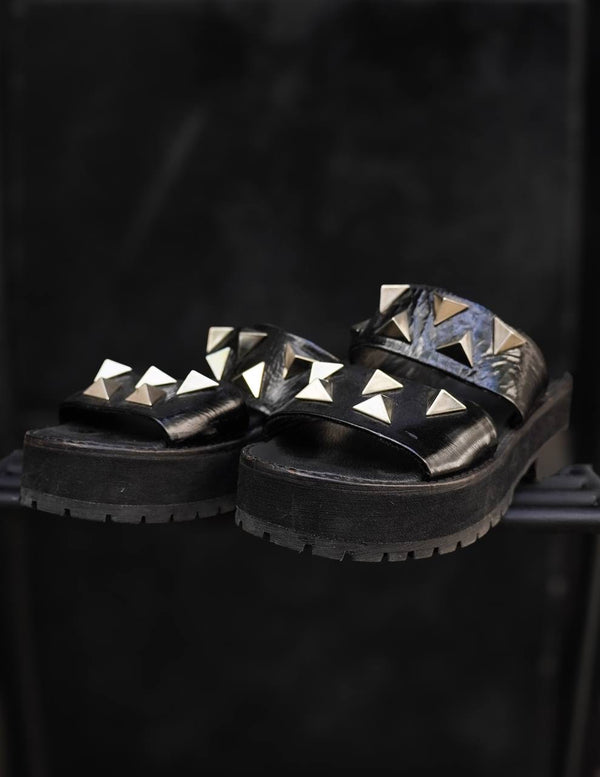 Sandalias de cuero negro con detalle de tachas plateadas de Jazmin Chebar