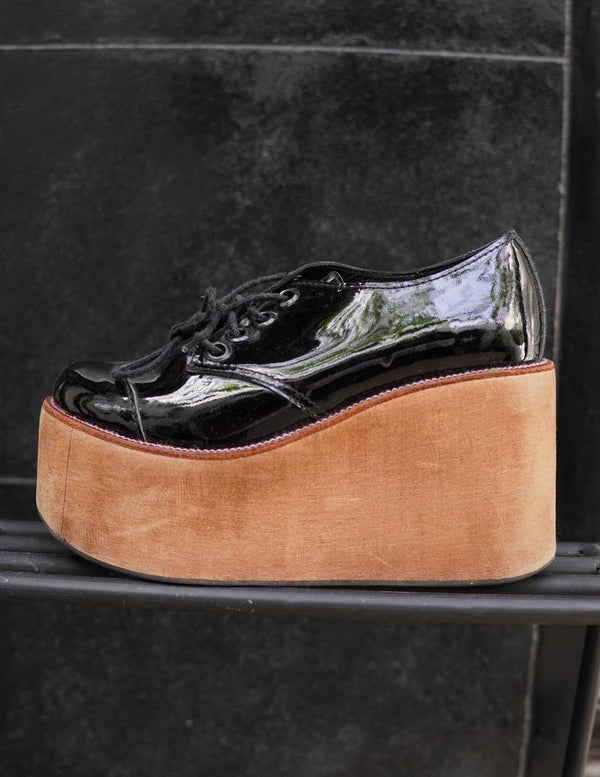 Zapatos de charol negro con plataforma