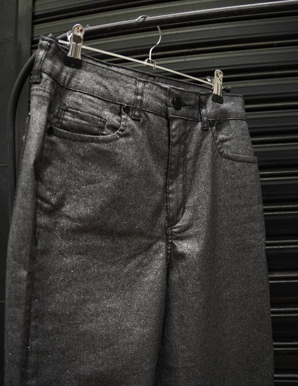 Pantalon tipo jean engomado gris oscuro con brillos de Vitamina