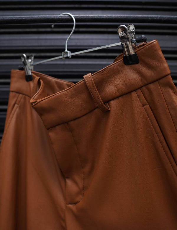Pantalon marron recto de eco-cuero de Zara