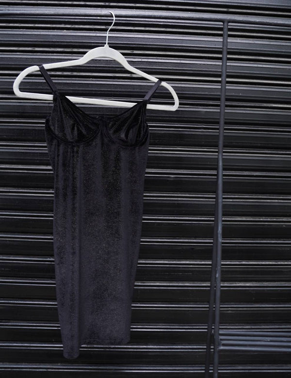 Vestido de pana negro corto de Jazmín Chebar