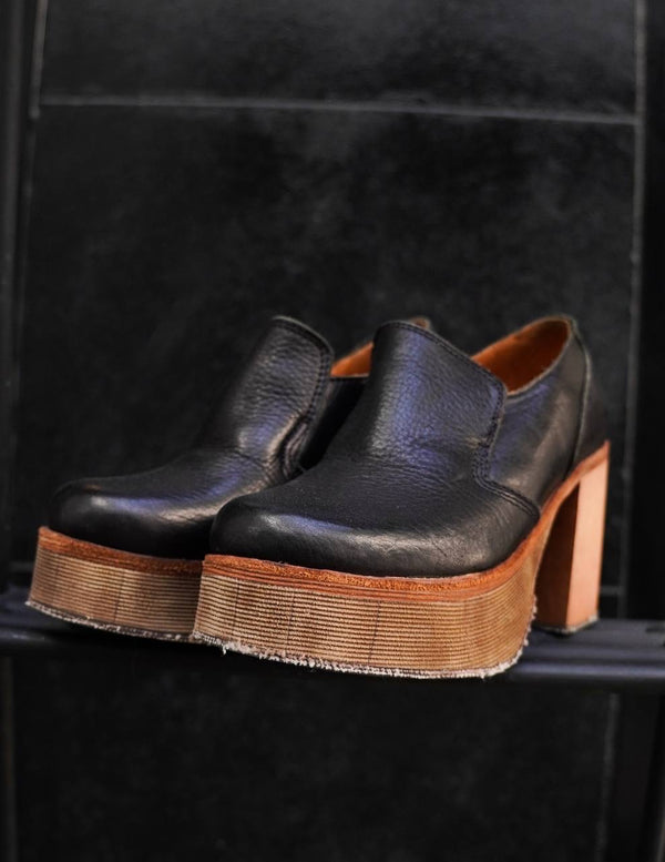Zapatos de cuero negro con plataforma de Mishka