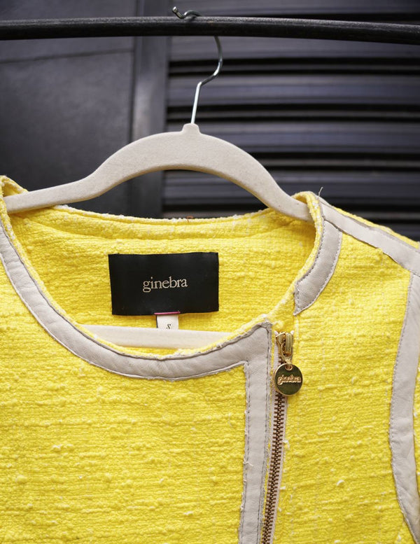 Saco  amarillo con detalle de cuero gris claro de Ginebra