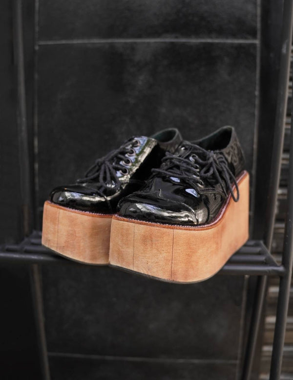 Zapatos de charol negro con plataforma