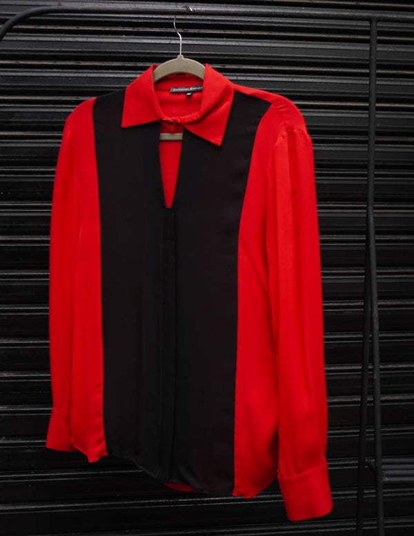 Camisa de seda manga larga roja con detalle de pechera negra de Evangelina Bomparola