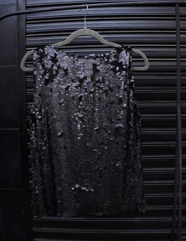 Top de lentejuelas negro de DKNY