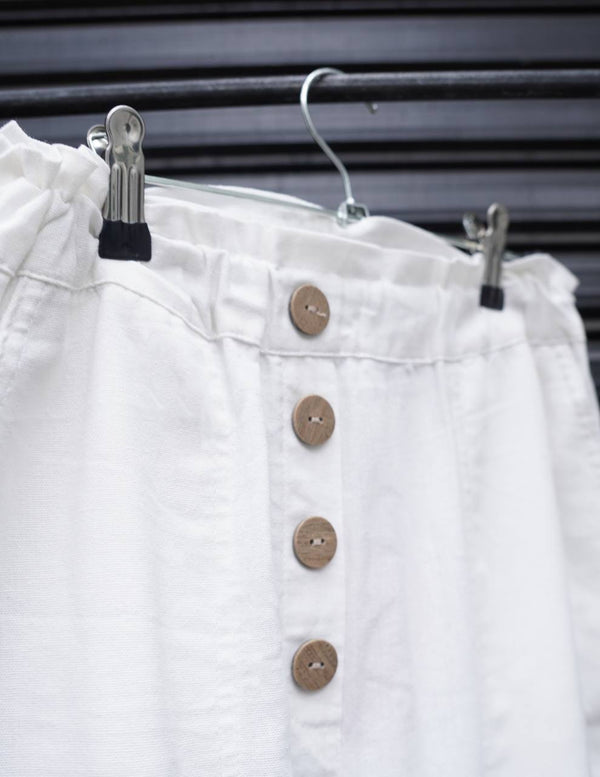 Pantalon blanco con botonres al frente y elastico cintura