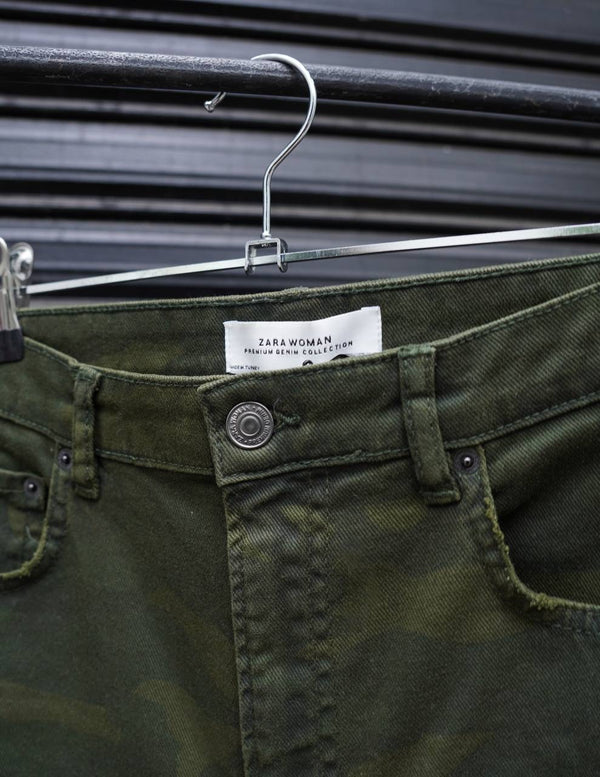 Pantalon corte jean color verde con detalle de tiras de strass en laterales de Zara
