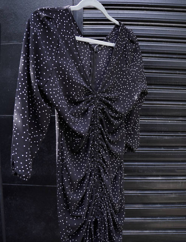 Vestido de crepe negro con lunares blancos escote en v y detalle de frunce en parte de adelante de Zara