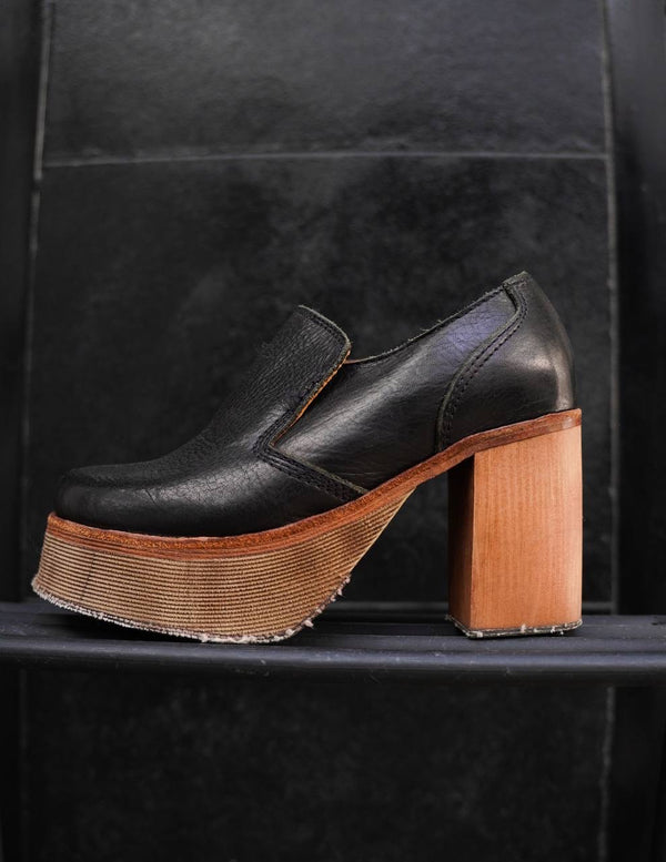 Zapatos de cuero negro con plataforma de Mishka