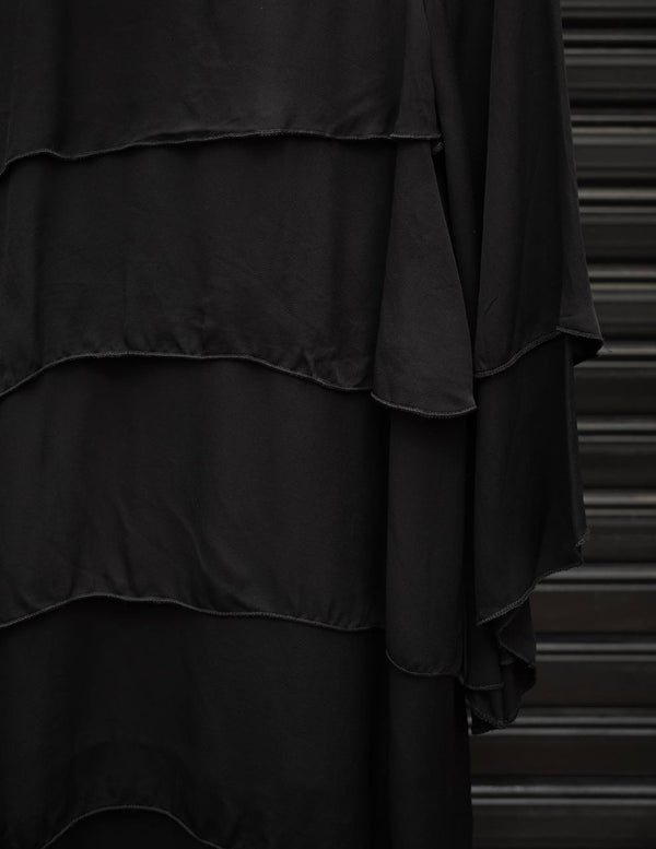 Vestido de crepe negro con volados de Aima