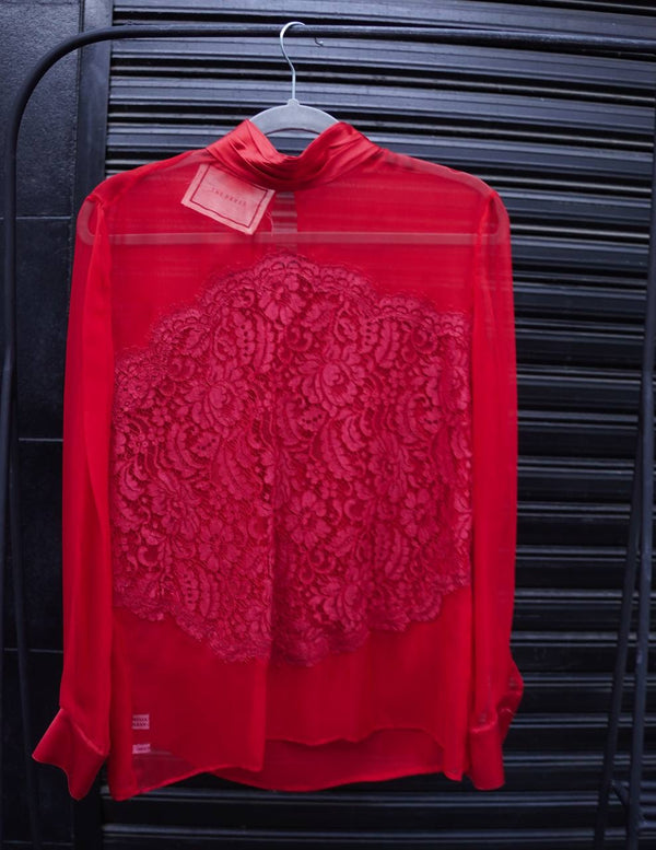 Blusa de gasa roja cuello de seda redondo y detalle de encaje en parte de adelante