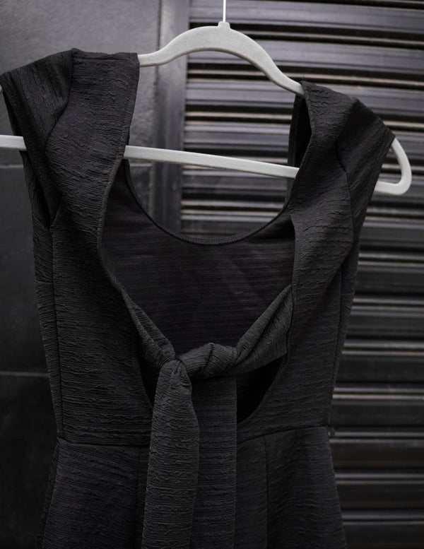 Mono negro manga corto con escote y lazo en la espalda de Urban Outfitters