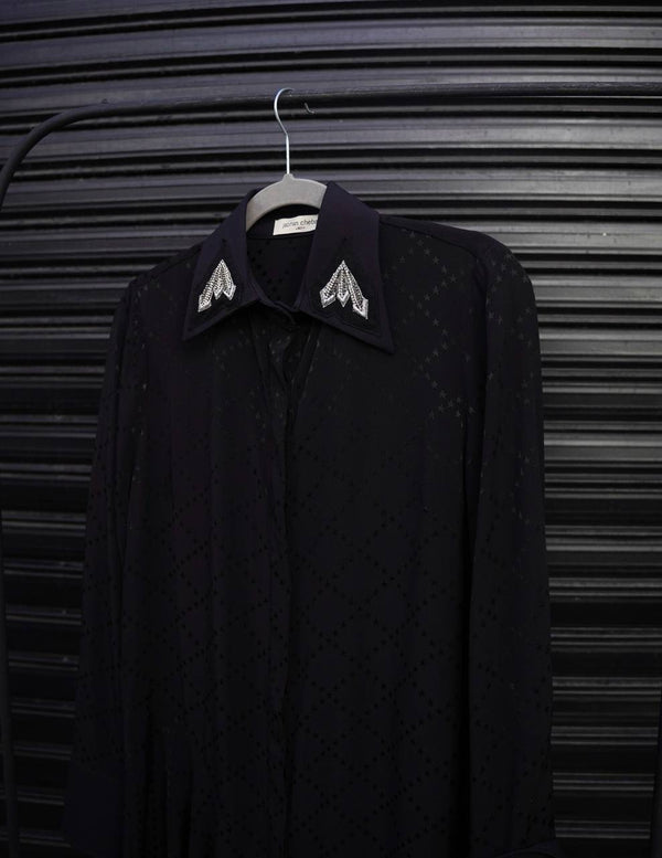 Vestido camisero de seda labrada negra con estrellas y detalle de bordado en cuello c/falda irregular de Jazmin Chebar