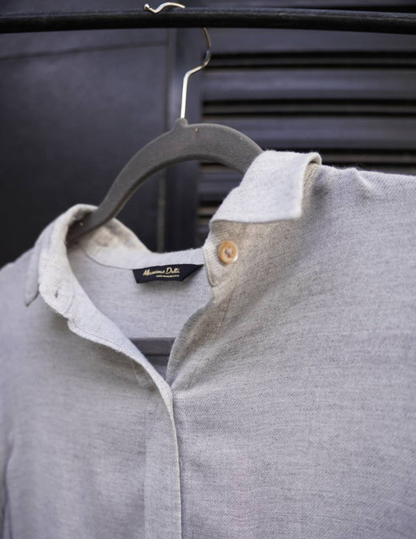 Camisa gris claro de Massimo Dutti