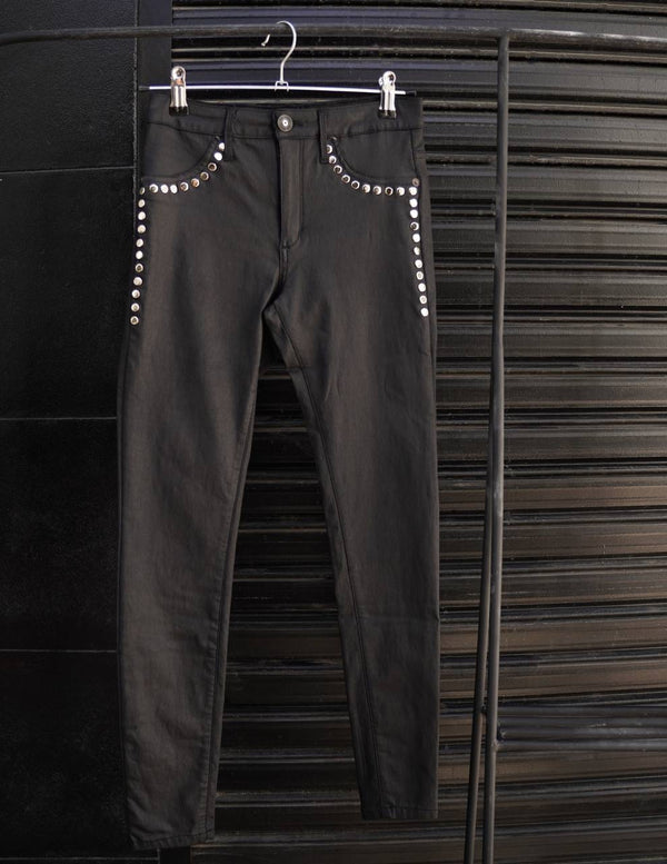 Pantalón elastizado negro con detalle de tachas de Kosiuko