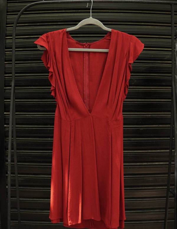 Vestido corto de crepe rojo sin mangas