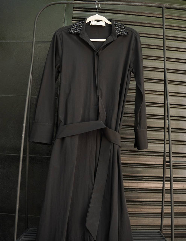Vestido negro camisero cuello bordado con lentejuelas largo irregular The Dress