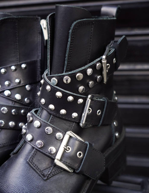 Botas negra de Zara con tachas y hebilla