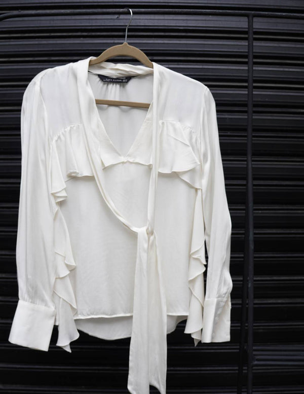 Blusa de seda blanca con lazo en el cuello de Zara