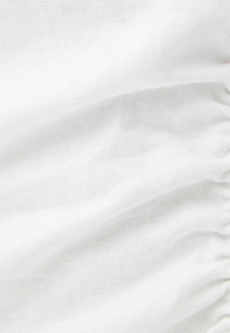 Vestido blanco corto con frunce al costado